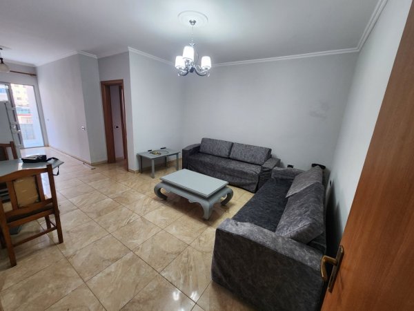 Tirane, jepet me qera apartament 1+1 Kati 3, 77 m² 35,000 leke (Prane 2 Palmat)