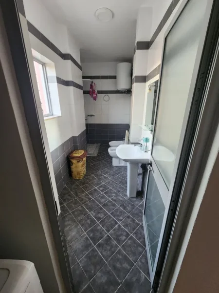 Tirane, jepet me qera apartament 1+1 Kati 3, 77 m² 35,000 leke (Prane 2 Palmat)