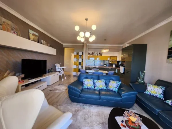 Vlore - Lungomare - Uji i Ftohte, shitet apartament 2+1+Ballkon Kati 5, 111 m² 320.000 € (Rruga Cameria)