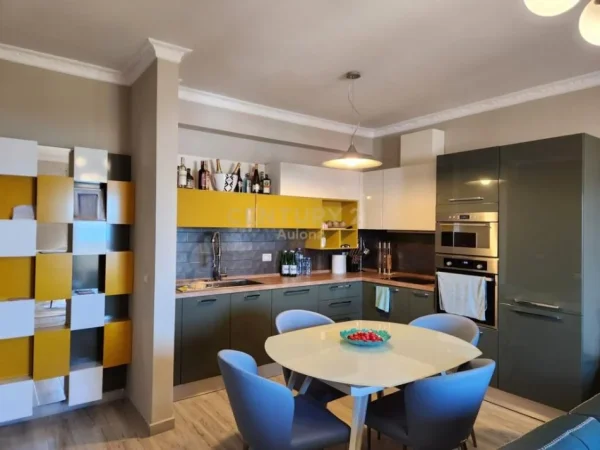 Vlore - Lungomare - Uji i Ftohte, shitet apartament 2+1+Ballkon Kati 5, 111 m² 320.000 € (Rruga Cameria)
