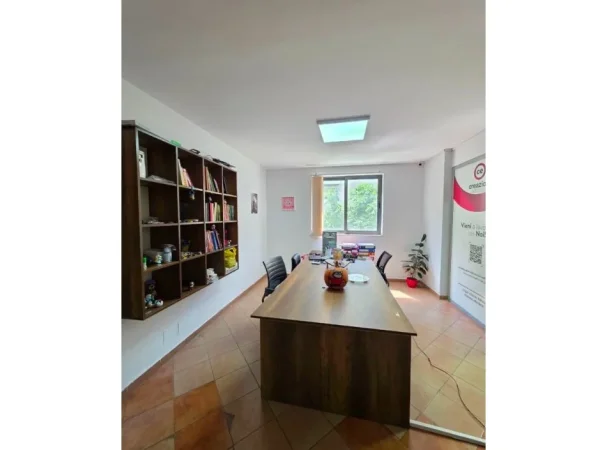 Tirane, jepet me qera zyre Kati 1, 120 m² 800 € (Ish Parku i Autobuzave)