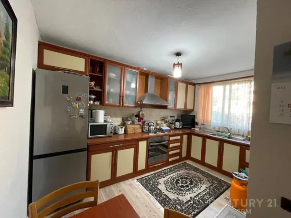 Tirane, shitet apartament 3+1 Kati 4, 110 m² 150.000 € (Shitet)