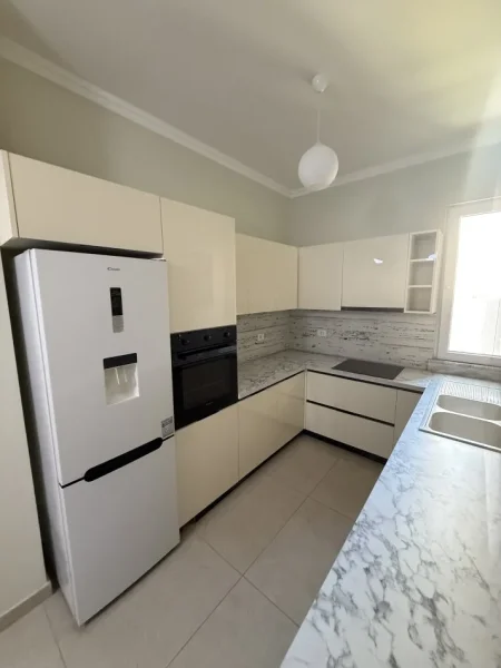 Tirane, jap me qera apartament 2+1+Ballkon Kati 1, 120 m² 900 € (Prane Spitalit Amerikan 3)