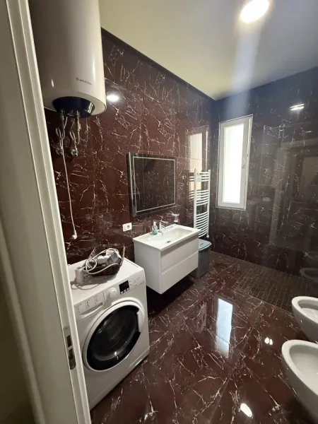Tirane, jap me qera apartament 2+1+Ballkon Kati 1, 120 m² 900 € (Prane Spitalit Amerikan 3)