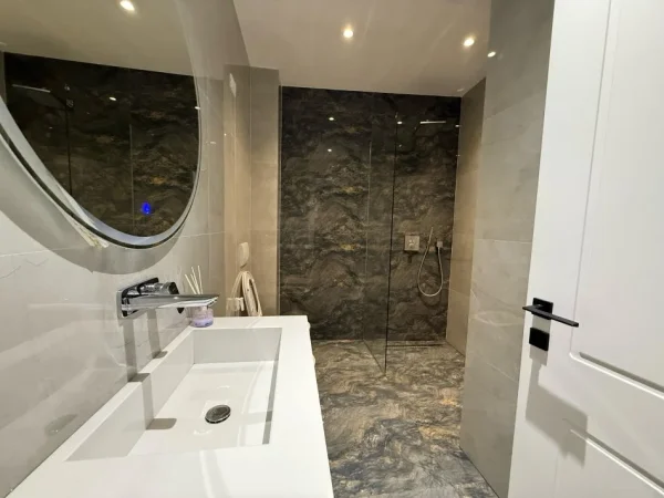 Tirane, jepet me qera apartament 1+1+Ballkon Kati 4, 78 m² 1.500 € (Liqeni Artificial)