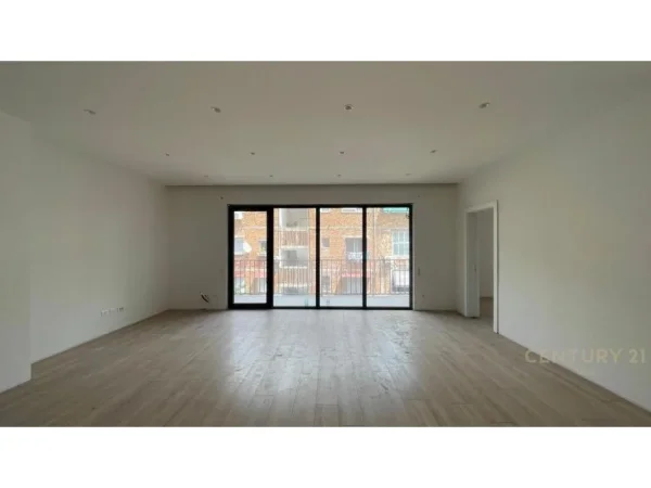 Tirane, jepet me qera zyre Kati 3, 141 m² 2.000 € 
