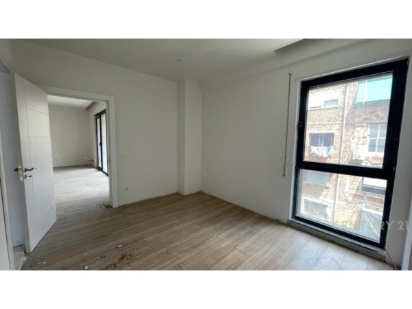 Tirane, jepet me qera zyre Kati 3, 141 m² 2.000 € 