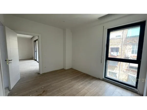 Tirane, jepet me qera zyre Kati 3, 141 m² 2.000 € 