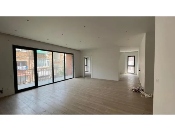 Tirane, jepet me qera zyre Kati 3, 141 m² 2.000 € 