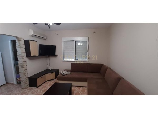 Tirane, jepet me qera apartament 1+1 Kati 5, 53 m² 400 € (Xhamlliku)