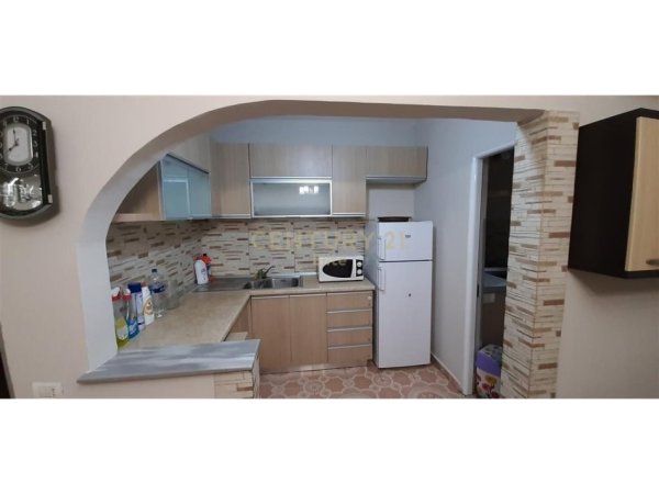 Tirane, jepet me qera apartament 1+1 Kati 5, 53 m² 400 € (Xhamlliku)