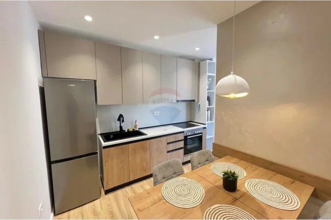 Tirane, jepet me qera apartament 1+1 , 65 m² 700 € (Ish UET)