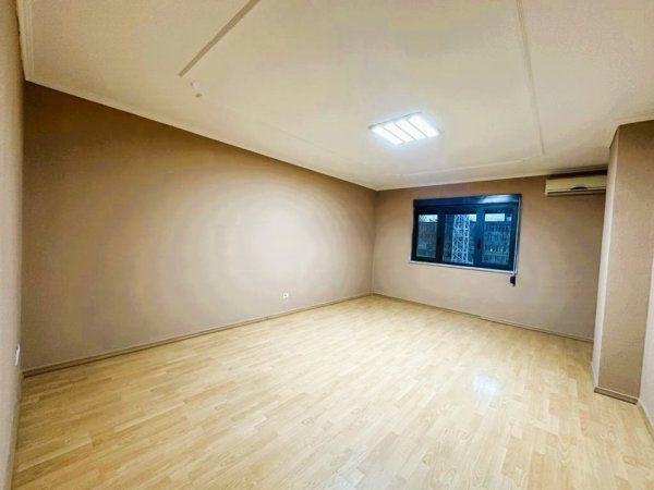 Tirane, jepet me qera apartament 3+1+Ballkon Kati 3, 153 m² 1.200 € (RRUGA E KAVAJES)