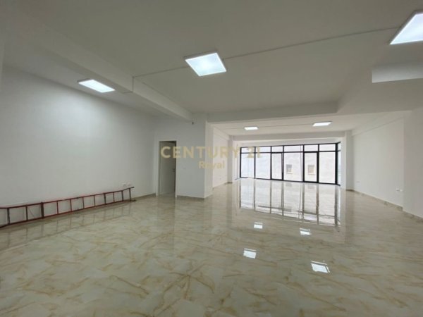 Tirane, jepet me qera ambjent biznesi Kati 1, 226 m² 2.300 € 