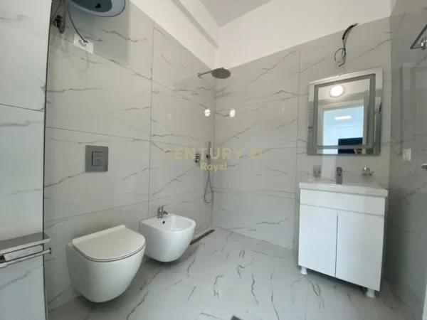 Tirane, jepet me qera ambjent biznesi Kati 1, 226 m² 2.300 € 