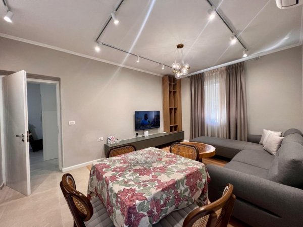 Tirane, jepet me qera apartament 2+1+Ballkon Kati 3, 80 m² 700 € (Pazari i Ri)