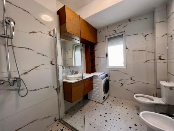 Tirane, jepet me qera apartament 2+1+Ballkon Kati 3, 80 m² 700 € (Pazari i Ri)