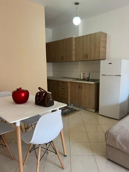 Tirane, jepet me qera apartament 1+1+Ballkon Kati 5, 70 m² 400 € (Astir)