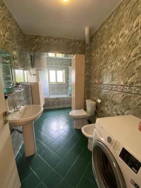 Tirane, jepet me qera 2+1+Ballkon Kati 3, 131 m² 600 € (Rruga Sulejman Delvina)