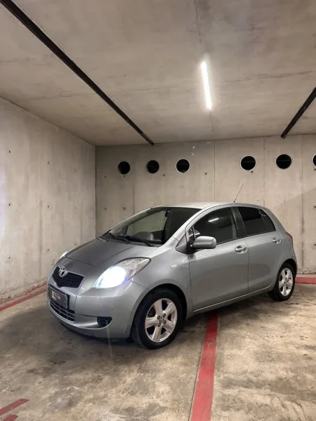 Tirane, shitet makine Toyota yaris Nafte, automatik Klima 260.000 km 4.800 €