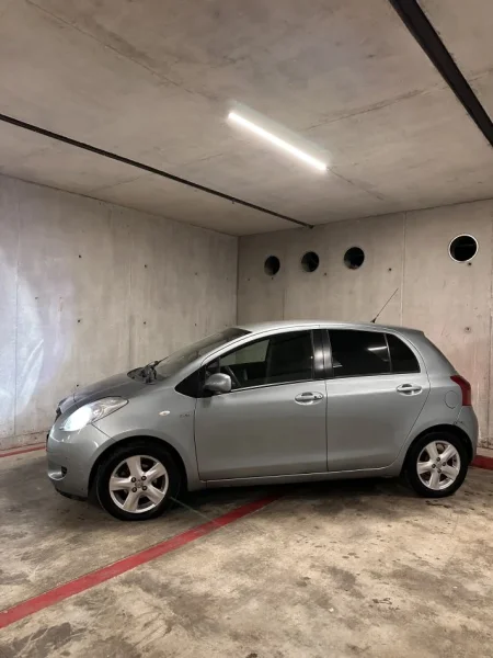 Tirane, shitet makine Toyota yaris Nafte, automatik Klima 260.000 km 4.800 €