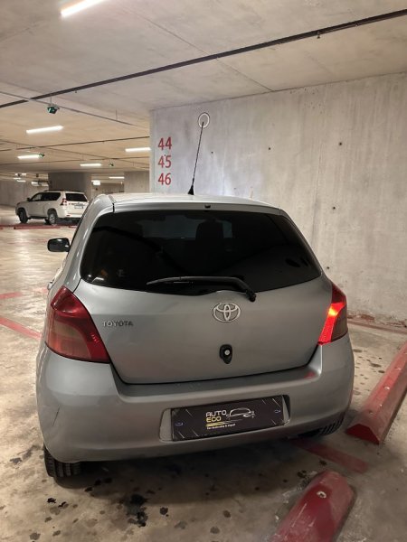 Tirane, shitet makine Toyota yaris Nafte, automatik Klima 260.000 km 4.800 €