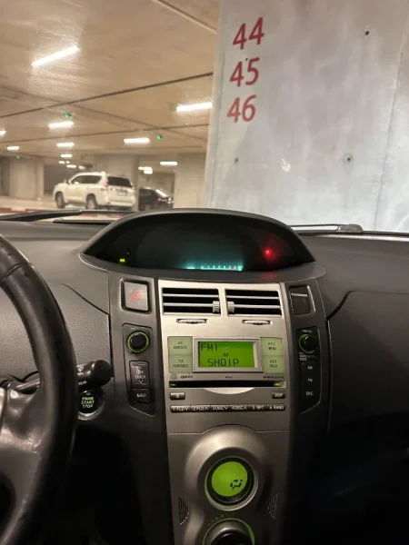 Tirane, shitet makine Toyota yaris Nafte, automatik Klima 260.000 km 4.800 €