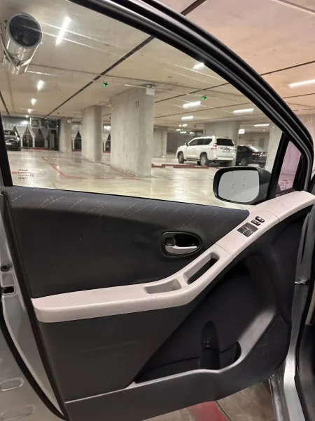 Tirane, shitet makine Toyota yaris Nafte, automatik Klima 260.000 km 4.800 €