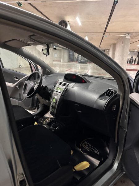 Tirane, shitet makine Toyota yaris Nafte, automatik Klima 260.000 km 4.800 €