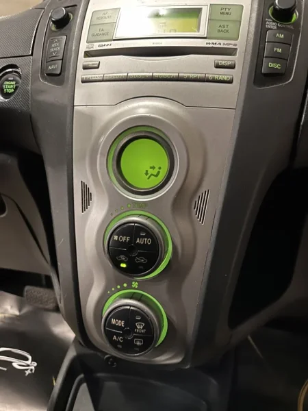 Tirane, shitet makine Toyota yaris Nafte, automatik Klima 260.000 km 4.800 €