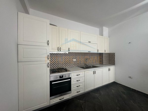 Tirane, jepet me qera apartament 1+1 Kati 6, 81 m² 400 € (Unaza e Re)