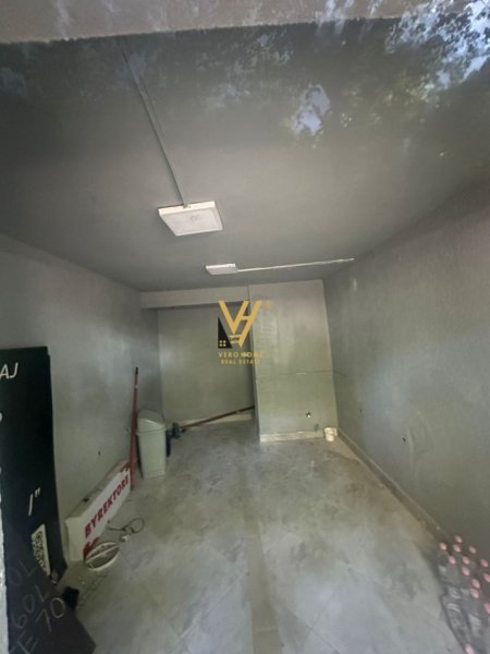 Tirane, jepet me qera dyqan Kati -1, 15 m² 350 € (BULEVARDI BAJRAM CURRI)