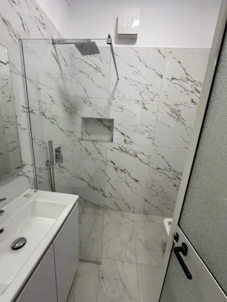 Tirane, jepet me qera apartament 3+1 Kati 3, 100 m² 1.000 € (Myslym Shyri , Shallvaret)
