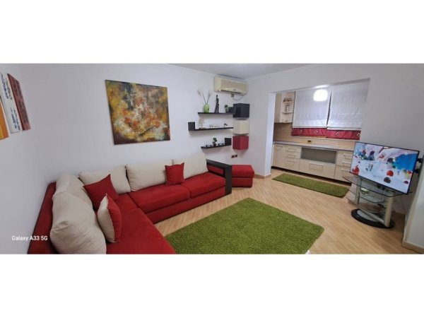 Tirane, jepet me qera apartament 1+1 Kati 2, 51 m² 500 € (pranë Liceut Artistik)