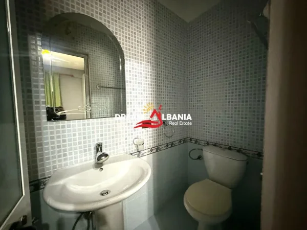 Tirane, jepet me qera apartament 2+1+Ballkon Kati 2, 125 m² 1.200 € (Tek Bllok, tek Garda)