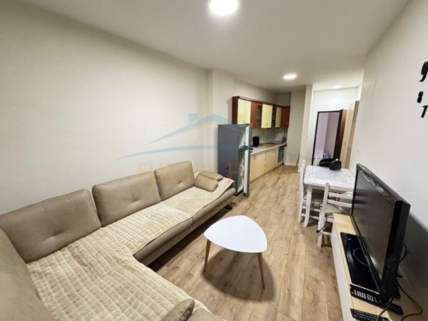 Tirane, jepet me qera apartament 1+1 Kati 1, 60 m² 400 € (Unaza e re)