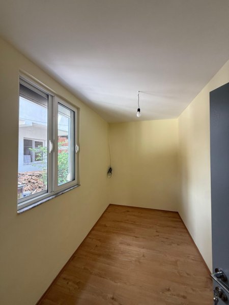 Tirane, jepet me qera shtepi 2+1+Ballkon Kati 1, 80 m² 1.000 € (Albanopoli)