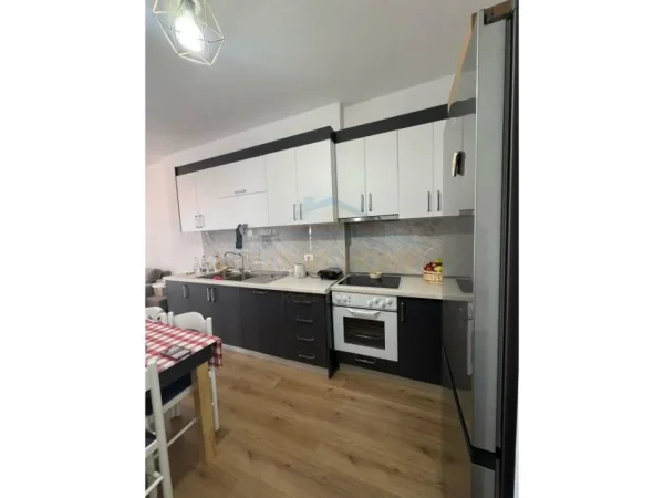 Tirane, shitet 2+1 Kati 5, 135 m² 210.000 € (Shitet, Apartament 2+1+Post Parkimi, Grand Gallery, Yzberisht, Tirane.)