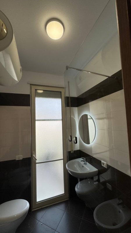 Tirane, jepet me qera apartament 2+1 Kati 2, 90 m² 650 € (Liqeni i Thate , Rruga Peti)