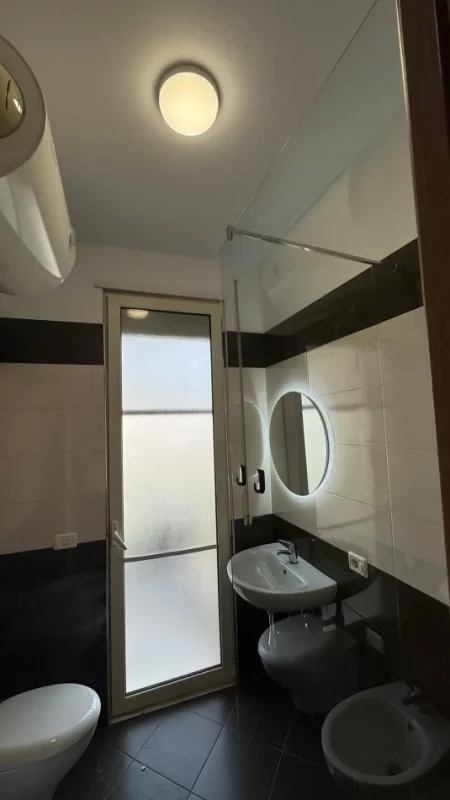 Tirane, jepet me qera apartament 2+1 Kati 2, 90 m² 650 € (Liqeni i Thate , Rruga Peti)