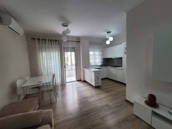 Tirane, jepet me qera apartament 2+1+Ballkon Kati 4, 119 m² 650 € (Liqeni i thate)