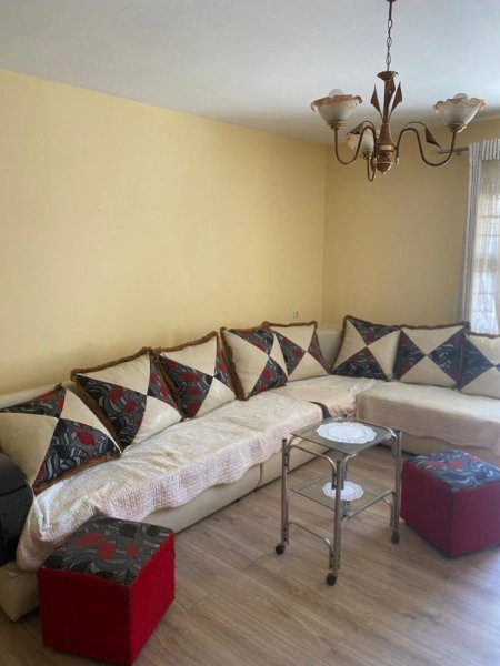 Tirane, jepet me qera apartament 2+1 Kati 5, 80 m² 430 € ( JEPET ME QERA APARTAMENT 2+1 TE STACIONI I TRENIT, PERBALL HARRY FULTZ!)
