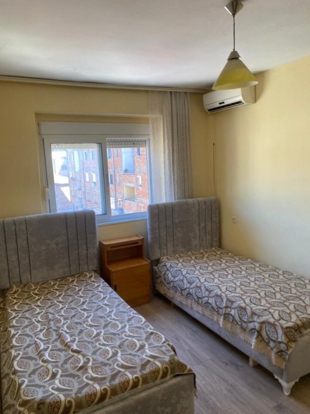 Tirane, jepet me qera apartament 2+1 Kati 5, 80 m² 430 € ( JEPET ME QERA APARTAMENT 2+1 TE STACIONI I TRENIT, PERBALL HARRY FULTZ!)