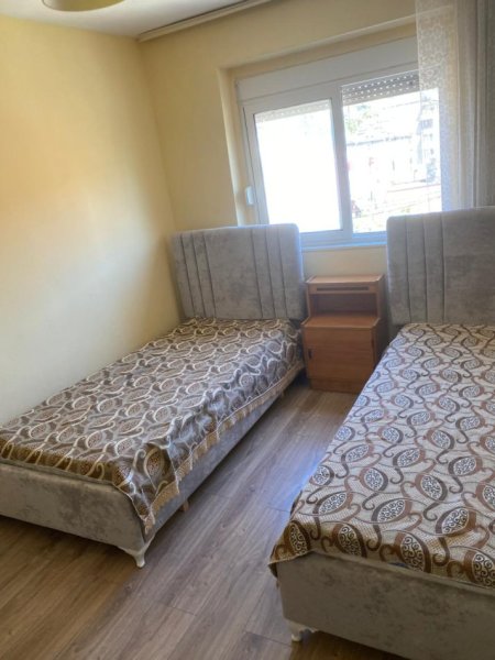 Tirane, jepet me qera apartament 2+1 Kati 5, 80 m² 430 € ( JEPET ME QERA APARTAMENT 2+1 TE STACIONI I TRENIT, PERBALL HARRY FULTZ!)