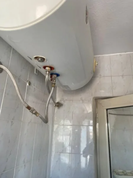 Tirane, jepet me qera apartament 2+1 Kati 5, 80 m² 430 € ( JEPET ME QERA APARTAMENT 2+1 TE STACIONI I TRENIT, PERBALL HARRY FULTZ!)