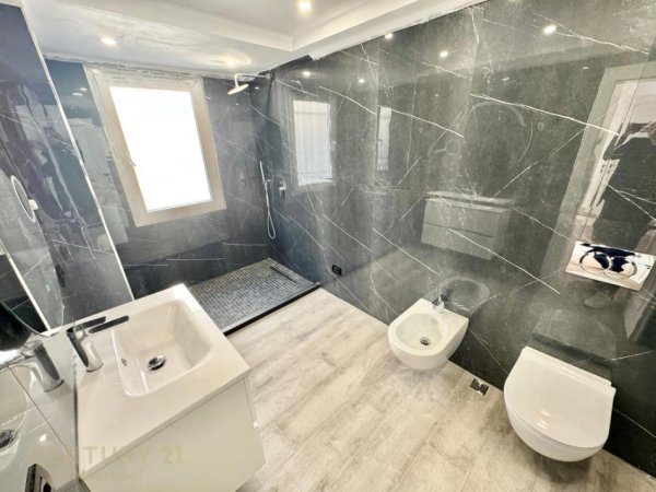 Tirane, jepet me qera zyre Kati 2, 142 m² 1.100 € (Blloku)