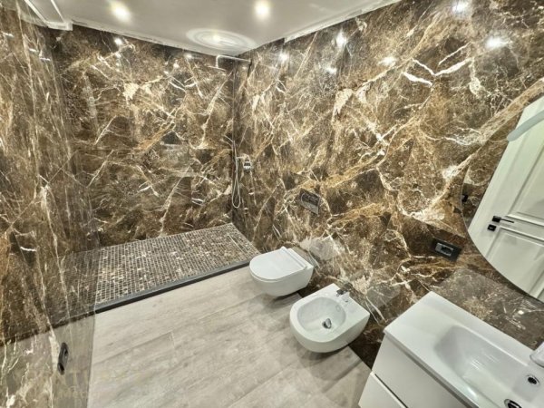 Tirane, jepet me qera zyre Kati 2, 142 m² 1.100 € (Blloku)