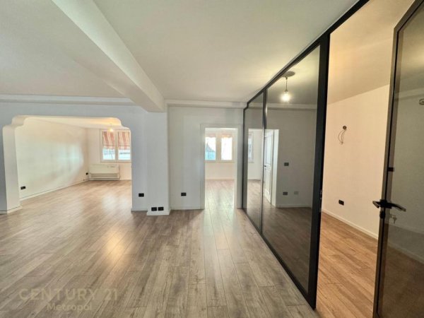 Tirane, jepet me qera zyre Kati 2, 142 m² 1.100 € (Blloku)