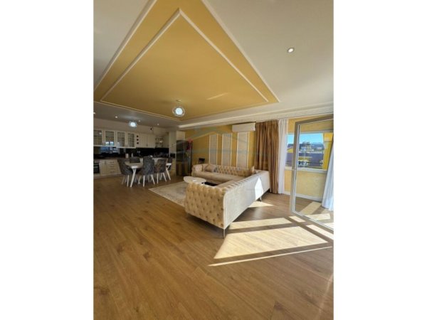 Tirane, jepet me qera apartament 2+1+Ballkon Kati 4, 144 m² 900 € (Lake Land Residence, Farke)