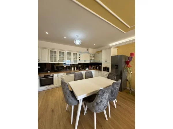 Tirane, jepet me qera apartament 2+1+Ballkon Kati 4, 144 m² 900 € (Lake Land Residence, Farke)